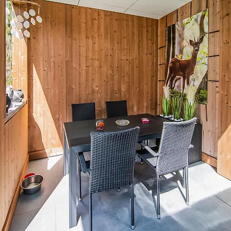 Modern Wellness Stay, 木屋 Érezée